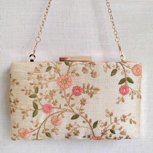 AMYRA Floral creeper box clutch - Cream