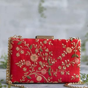 Clutch con diseño floral en forma de enredadera, rojo, bordado, para mujer, ideal para las festividades de Diwali.