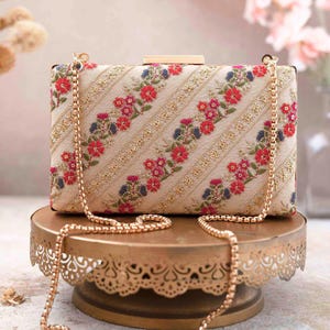 Pochette Resham Box - blanc cassé, floral, brodé, sac en soie, cadeau Diwali, sac de mariage