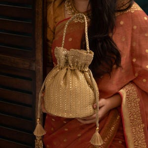 Yari Base Bordada Potli - Oro, Bolso Tradicional Vintage, Polti Bordado Intrincado, Bolsos Étnicos, Bordados Preboda