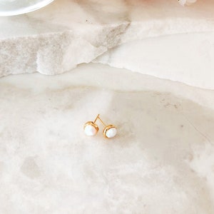 Weiße Opal Ohrstecker l Gold Weiße Opal Ohrstecker l Perfektes Geschenk für sie l Brautschmuck l Oktober Geburtsstein
