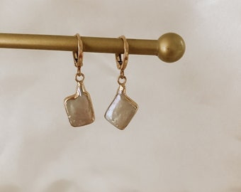 Baroque Pearl Huggies l Gold Mini Hoops Earrings l Wedding Bridal Jewellery l Perfect Gift for her l June Birthstone