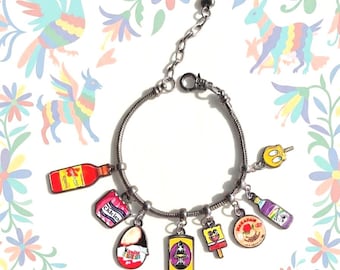 Pulsera con dijes de 8 piezas con motivos de botanas mexicanas y nostalgia.