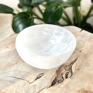 8cm Selenite Charging Bowl – Crystal Cleansing Dish, Small Altar Bowl, Spiritual Home Decor, Gift for Crystal Lovers