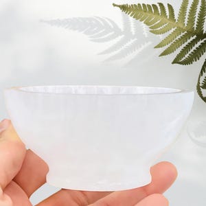 10cm Selenite Charging Bowl with Stand – Crystal Cleansing Dish, Spiritual Altar Decor, Moon Energy Bowl, Gift for Crystal Lovers