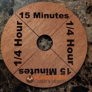 Peut inclure: Un minuteur en bois avec quatre sections, chacune marqu&eacute;e d'un incr&eacute;ment de temps diff&eacute;rent : 15 minutes, 1/4 heure, 15 minutes et 1/4 heure. Le minuteur est fabriqu&eacute; par Flare Tech Laser & Design.
