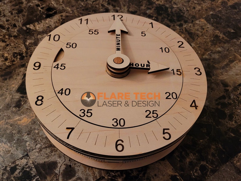 Peut inclure: Un minuteur en bois avec une aiguille des minutes et une aiguille des heures. Le minuteur est marqu&eacute; de nombres de 1 &agrave; 12 et de 5 &agrave; 60. Le minuteur est fabriqu&eacute; par Flare Tech Laser & Design.
