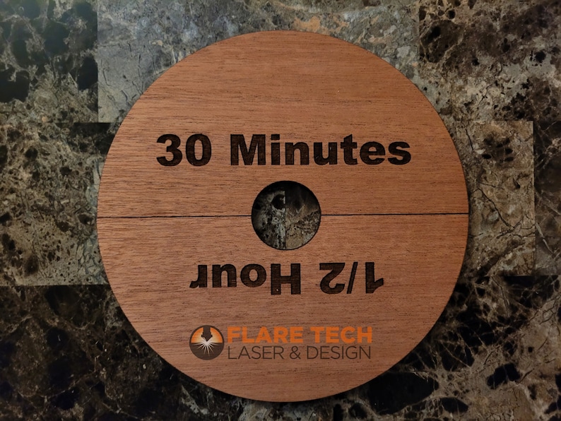 Peut inclure: Une enseigne ronde en bois avec le texte "30 Minutes" et "1/2 Heure" grav&eacute; dessus. L'enseigne pr&eacute;sente &eacute;galement le logo de "Flare Tech Laser & Design".