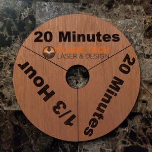 Peut inclure: Un minuteur en bois avec trois sections, chacune &eacute;tiquet&eacute;e avec un temps diff&eacute;rent&nbsp;: 20&nbsp;minutes, 20&nbsp;minutes et 1/3&nbsp;d&rsquo;heure. Le minuteur est fabriqu&eacute; par Flare Tech Laser & Design.