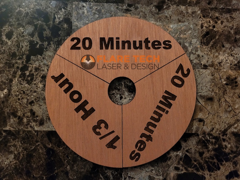 Peut inclure: Un minuteur en bois avec trois sections, chacune &eacute;tiquet&eacute;e avec un temps diff&eacute;rent&nbsp;: 20&nbsp;minutes, 20&nbsp;minutes et 1/3&nbsp;d&rsquo;heure. Le minuteur est fabriqu&eacute; par Flare Tech Laser & Design.