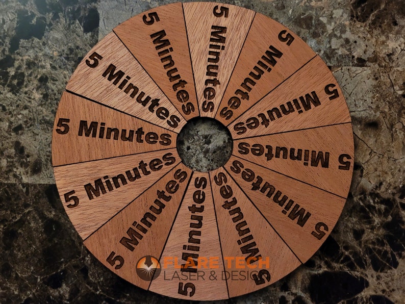 Peut inclure: Une roue en bois avec 12 sections, chacune &eacute;tiquet&eacute;e "5 Minutes". La roue est en bois brun clair et fonc&eacute; et a un trou au centre.