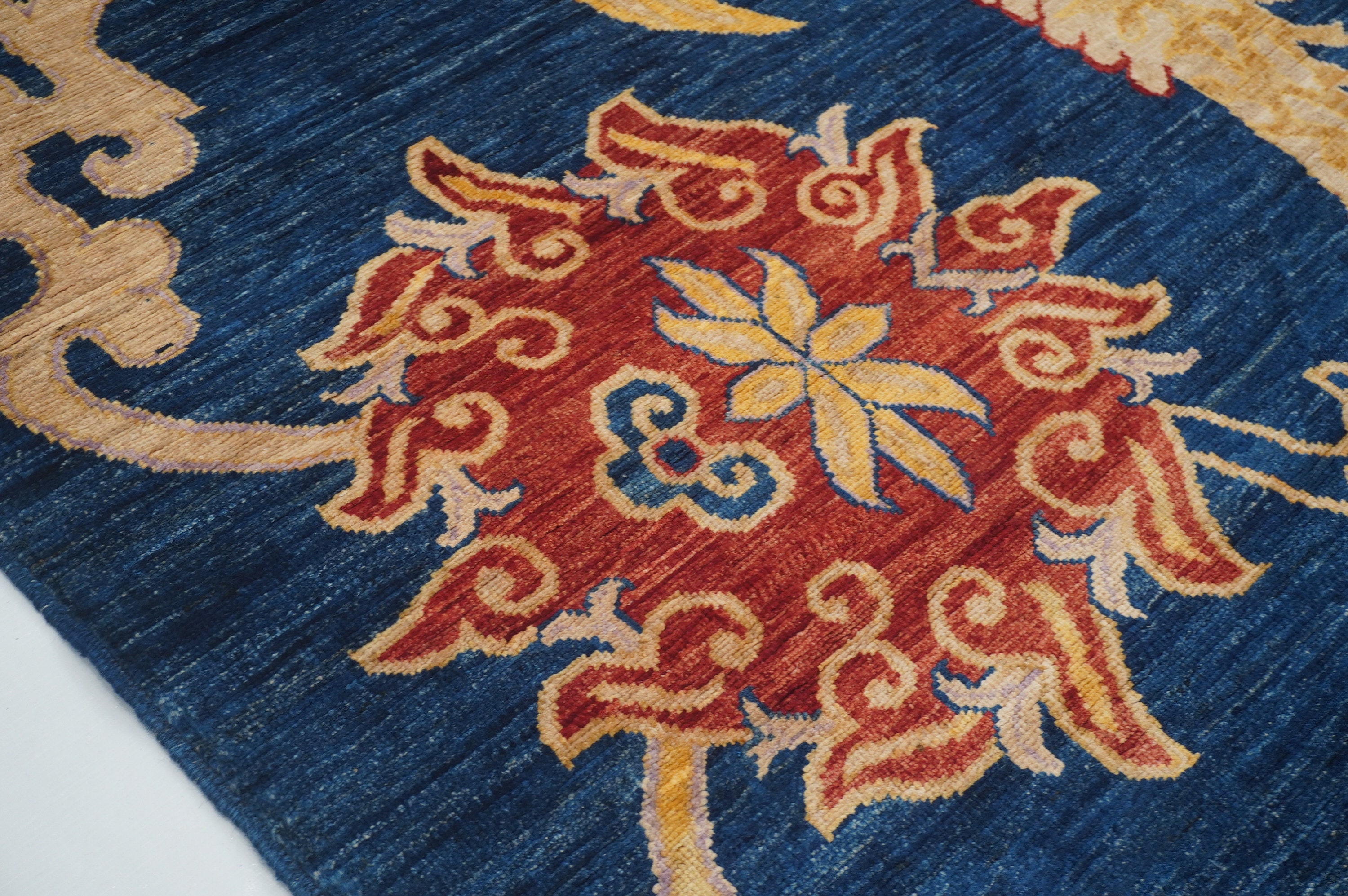 手織りのネイビーブルードラゴンウールラグ：中国風（8x9.8フィート