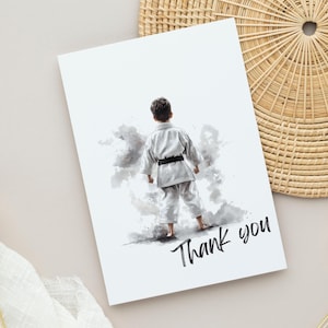Tarjeta de agradecimiento imprimible de artes marciales: Niño con kimono de espaldas, karate, judo, aikido y jiu-jitsu. Formato PDF de felicitación plegada de 13 x 18 cm.