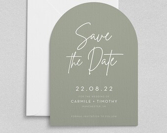 Op de afbeelding: Een save-the-date kaart in saliegroen met een afgeronde boog. De tekst "Save the Date" is in wit cursief geschreven. De datum "22.08.22" is in wit onder de tekst geschreven. De namen "Carmile + Timothy" zijn in wit onder de datum geschreven. De locatie "Manchester, UK" is in wit onder de namen geschreven. De tekst "Formal Invitation to Follow" is in wit onder de locatie geschreven.
