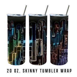 Può includere: Un rivestimento per bicchiere skinny da 20 once con un design in bianco e nero di strumenti con un effetto di vernice che cola. Gli strumenti sono in tonalità di blu, verde, giallo e rosso.