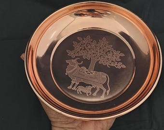 Plato turco revestido de cobre con diseño Kamadhenu: perfecto para inauguraciones de casas, poojas, regalos de regreso, Navaratri y celebraciones de Diwali.