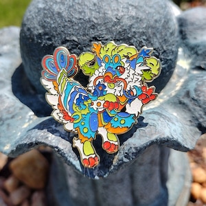 Itzel #067 | Regenbogen Flauschige Garnele / Furry /Antrho /Aquatic/Drache/Hybridkreatur/Fursona/Gold Emaille Pin