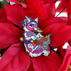 Könnte beinhalten: Ein rosa-blauer pelziger Charakter mit einem goldenen Ohrring und einem lila Bandana sitzt und hält eine rote und blaue Schatztruhe. Der Charakter hat einen weißen Schwanz und eine weiße Brust.