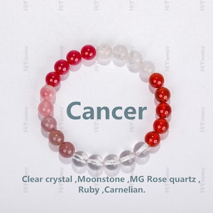 Könnte beinhalten: Ein Armband aus klarem Kristall, Mondstein, Rosenquarz, Rubin und Karneol. Das Armband ist in einem Farbverlauf angeordnet, der von Rot bis Klar reicht. Das Wort "Krebs" ist in grauer Schrift unter dem Armband geschrieben.