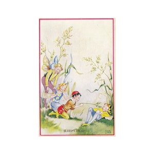 Może przedstawiać: Ilustracja w stylu vintage przedstawiająca cztery postacie na polu. Jedna postać leży, a pozostałe wchodzą z nią w interakcję. Grafika ma różową obwódkę i widoczny jest napis "SLEEPY HEAD".