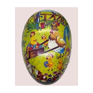Könnte beinhalten: Eine große, eiförmige Osterdekoration mit einem leuchtend grünen Hintergrund. Die Illustration zeigt einen Hahn, Küken, ein Kaninchen und einen Wagen voller bunter Eier. Das Design erinnert an ein Kinderbuch.