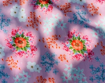 Tessuto in rayon floreale rosa: leggero, con stampa a piccoli fiori