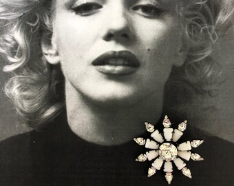 Impresionante broche de flor de diamantes de imitación blanco de 1960, broche de flor, pasador de diamantes de imitación, pasador de flor, broche de 1960, flor de esmalte de 1960