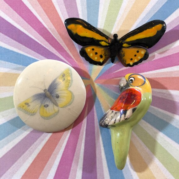 Lot of vintage 80’s hand painted ceramic pins , Ce