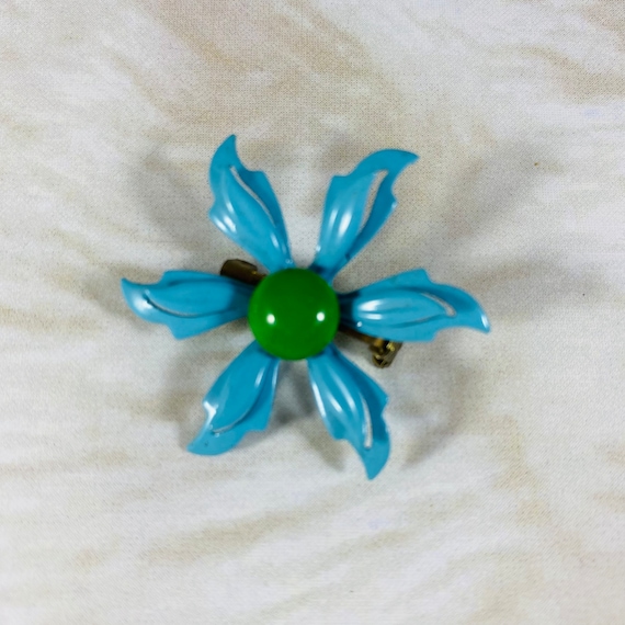 Medium black White 1960’s enamel flower brooch, f… - image 1