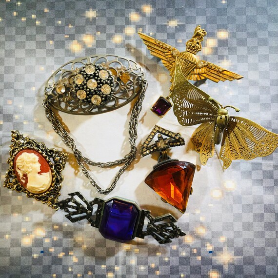 Large lot of 80’s vintage pins gold chains gems, C