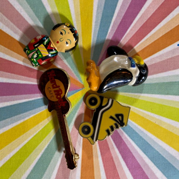 4 vintage pins roller skate penguin Hard Rock, Cer