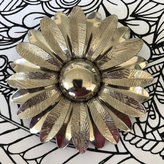 Giant Silver tone 1960’s Daisy flower brooch, flow