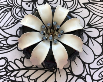 Impresionante broche de flor de esmalte blanco negro de 1960, broche de flor, pin de flor de esmalte, pin de flor, broche de 1960, flor de esmalte de 1960