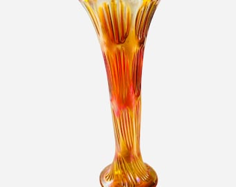 Vase vintage Fenton en forme de pointes de diamant et de côtes avec une finition irisée de souci brillant.
