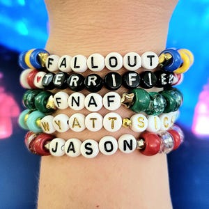 Pulseras de la amistad HHN Halloween Horror Nights para intercambiar - Juego de 5 o 13 - Cuentas de poni o luminosas - Frases variadas al azar o solicitud personalizada