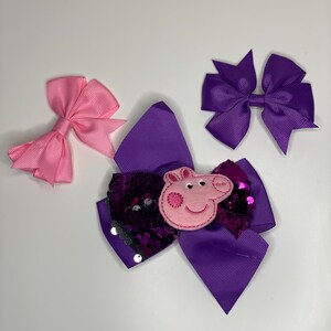 Conjunto de lazos para el cabello inspirados en Peppa Pig: pinzas para el cabello en tonos morado y rosa para niñas. Accesorios para el cabello para niñas pequeñas con lazos de personajes de dibujos animados. Regalo de cumpleaños.