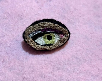 Broche oeil brodée verte et violette