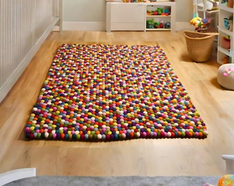 Mehrfarbiger handgenähter rechteckiger Teppich aus Wollfilzkugeln