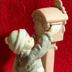 Nuevo, bonito como una imagen, "Enviando mis más cálidos deseos" 284424 de Kim Anderson, Niña pequeña que busca un buzón antiguo para enviar una carta