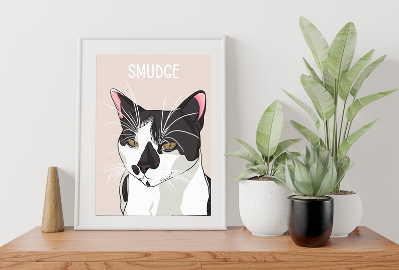 Puede incluir: Una ilustraci&oacute;n enmarcada de un gato blanco y negro con el nombre "SMUDGE" impreso sobre el gato.