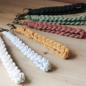 Llavero de pulsera de macramé, llavero bohemio trenzado, llavero de cordón, regalo hecho a mano, decoración de llaves, encanto de bolso