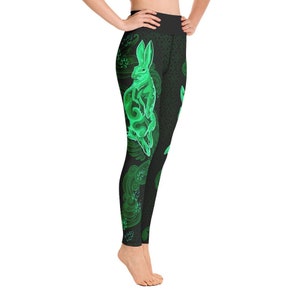 Könnte beinhalten: Schwarze Yoga-Leggings mit einem grünen und schwarzen Grafikdruck eines Kaninchens in einem Wolken-Design.