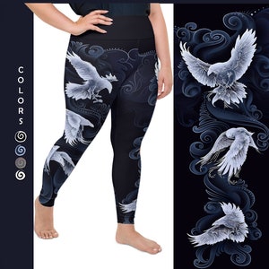 Könnte beinhalten: Schwarze Leggings mit einem weißen Adler-Design. Der Adler fliegt in einem wirbelnden Muster. Die Leggings werden an einem Modell gezeigt.