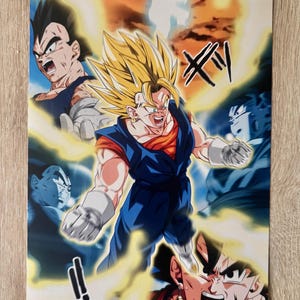 Könnte beinhalten: Ein farbenfrohes Poster mit mehreren Charakteren aus der Anime-Serie Dragon Ball Z. Die zentrale Figur hat stachelige gelbe Haare und trägt ein blaues und rotes Outfit. Andere Charaktere befinden sich im Hintergrund, mit dynamischen Aktionslinien und einer lebendigen Farbpalette.