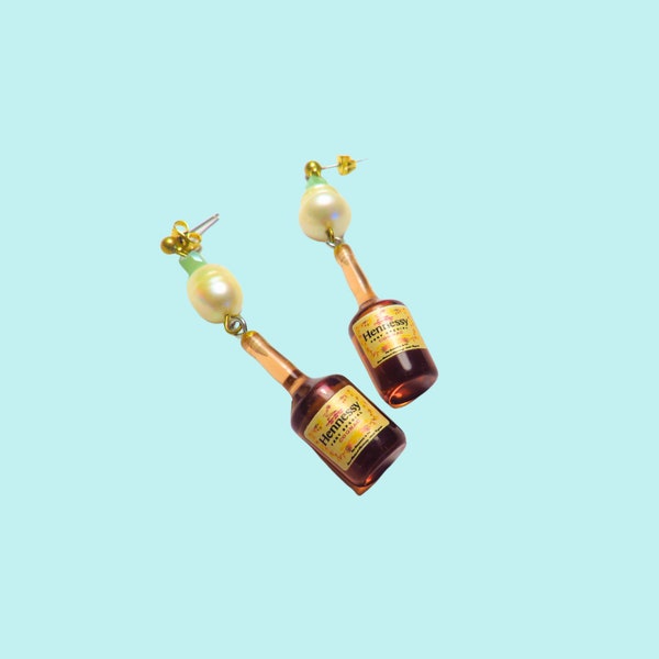 Perlen-Ohrringe mit Hennessy-Flasche. Festival. Party