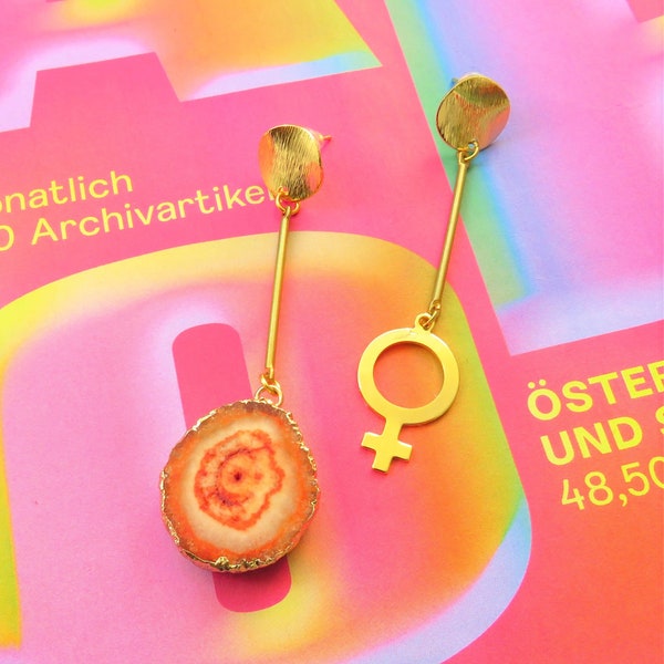 Asymmetrische Messing-Ohrringe mit Venus-Zeichen und orangem Achat