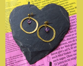 Organische, gehämmerte Messing-Ohrringe con Amethyst
