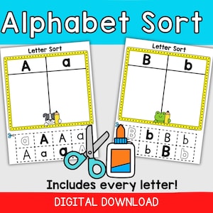 Op de afbeelding: Educatieve print met de titel "Alphabet Sort" met de tekst "Includes every letter! DIGITAL DOWNLOAD". De afbeelding toont twee werkbladen voor het sorteren van letters, een schaar en lijm. De werkbladen bevatten de letters A, a, B en b.