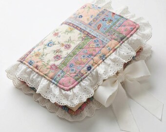 Funda para Biblia acolchada con estampado floral colorido: ribete de encaje y lazo de satén.