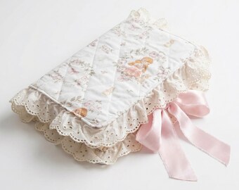 Funda acolchada para Biblia: Estampado de niña y conejito, lazo rosa, encaje blanco.